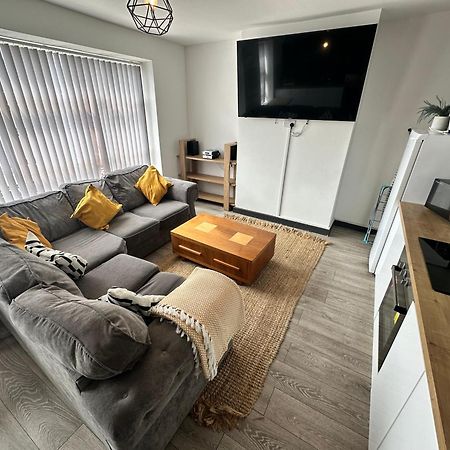 Town Center Willow Apartment - Sleeps Up To 10 - Dogs Welcome - 2 Minutes From Train Station Blackpool Extérieur photo