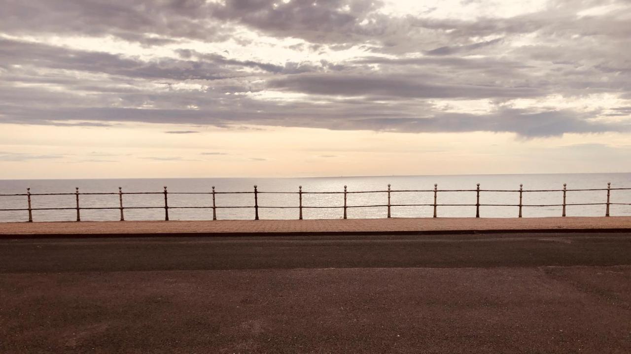 Town Center Willow Apartment - Sleeps Up To 10 - Dogs Welcome - 2 Minutes From Train Station Blackpool Extérieur photo
