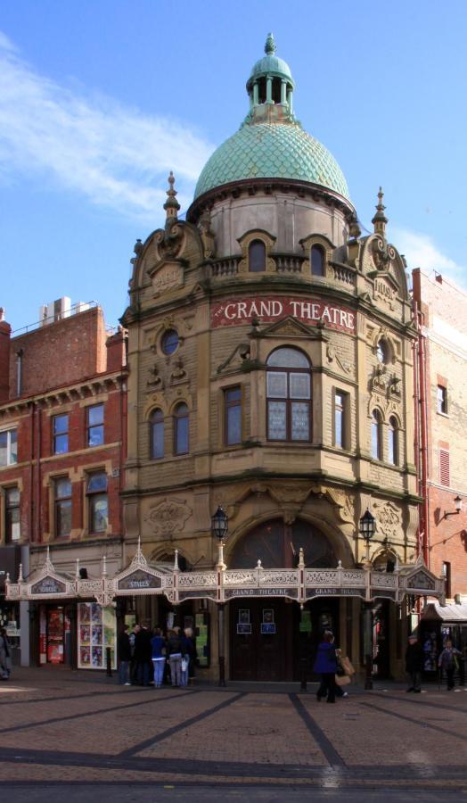 Town Center Willow Apartment - Sleeps Up To 10 - Dogs Welcome - 2 Minutes From Train Station Blackpool Extérieur photo