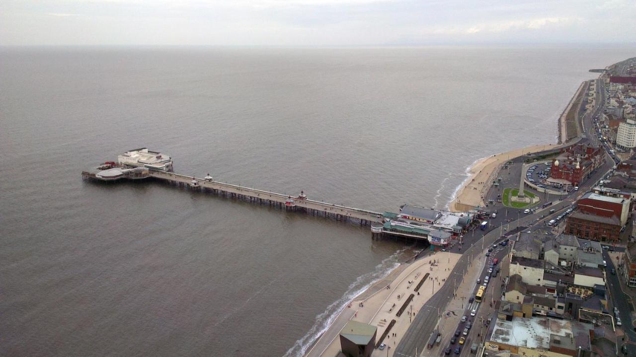 Town Center Willow Apartment - Sleeps Up To 10 - Dogs Welcome - 2 Minutes From Train Station Blackpool Extérieur photo