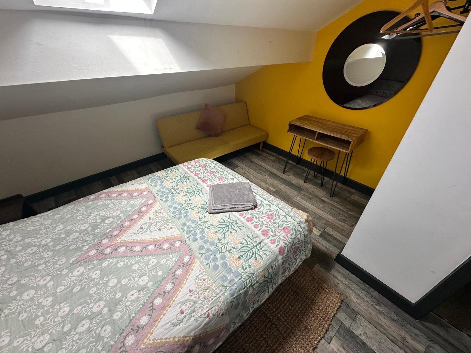 Town Center Willow Apartment - Sleeps Up To 10 - Dogs Welcome - 2 Minutes From Train Station Blackpool Extérieur photo