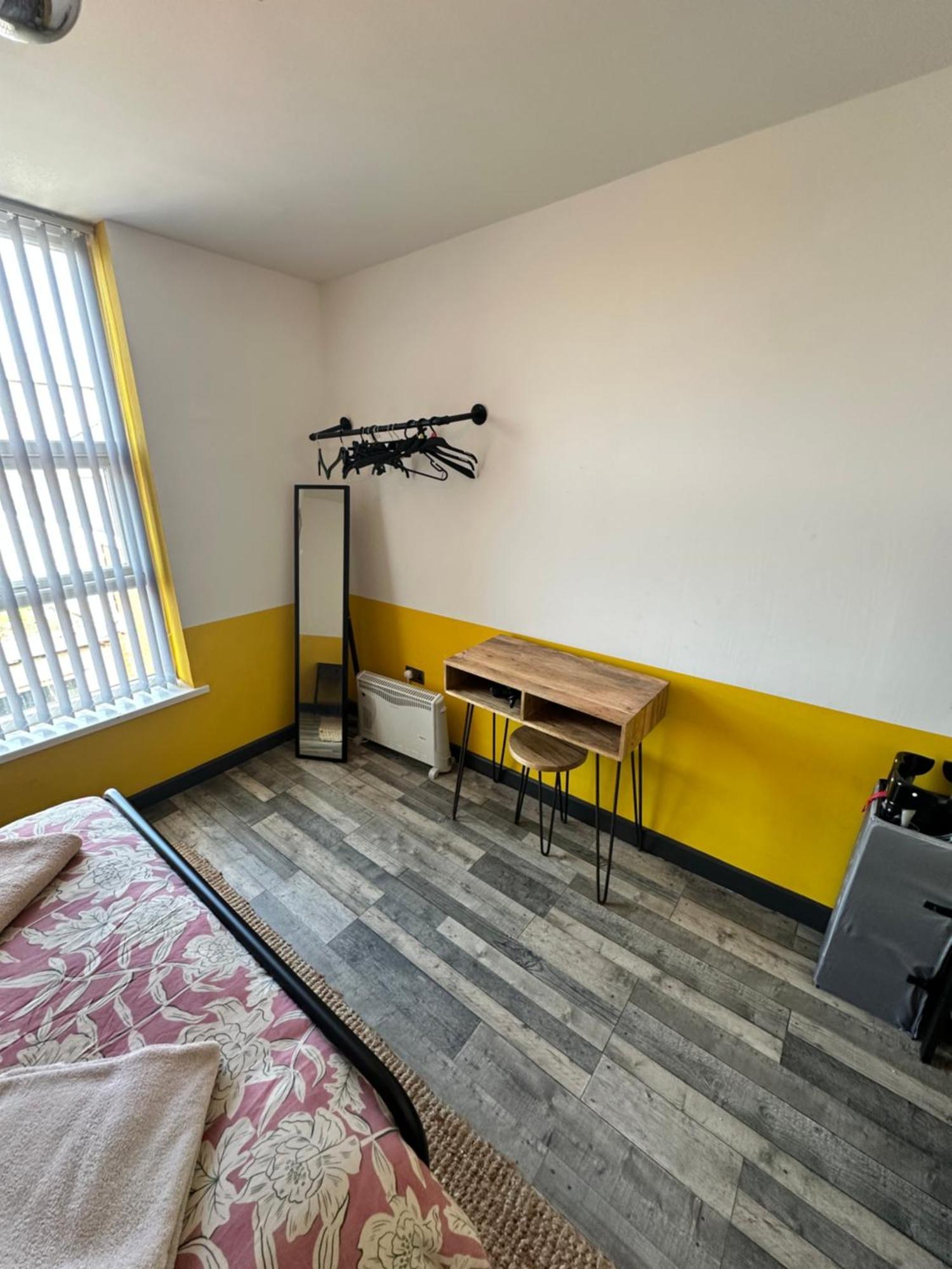 Town Center Willow Apartment - Sleeps Up To 10 - Dogs Welcome - 2 Minutes From Train Station Blackpool Extérieur photo