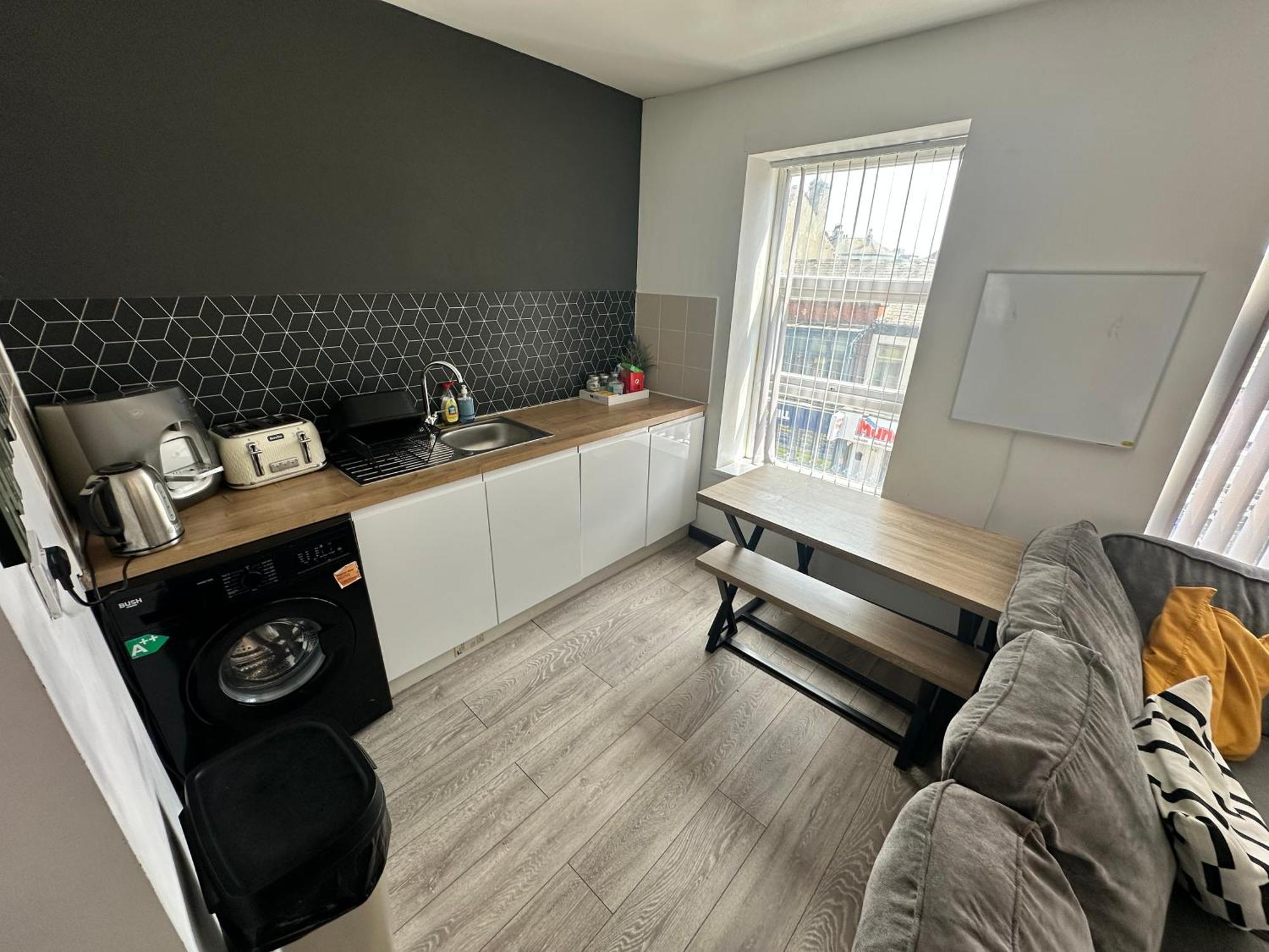 Town Center Willow Apartment - Sleeps Up To 10 - Dogs Welcome - 2 Minutes From Train Station Blackpool Extérieur photo