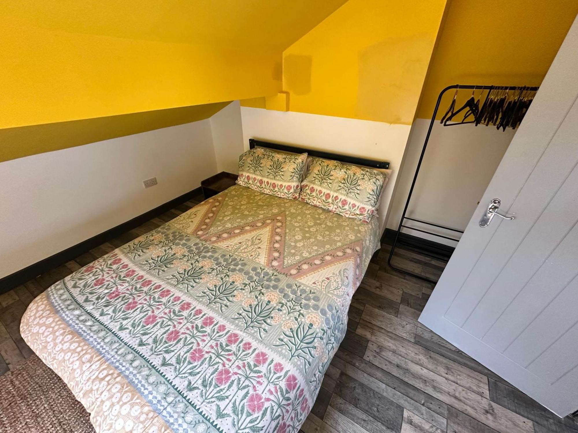 Town Center Willow Apartment - Sleeps Up To 10 - Dogs Welcome - 2 Minutes From Train Station Blackpool Extérieur photo